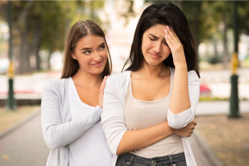 İki Yüzlü İnsanları Ele Veren 7 Davranışları