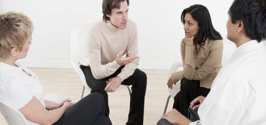 Biriyle Konuşurken Sessizlik Olduğunda Sizi İlgi Çekici Kılacak 7 Sohbet Açma Taktiği