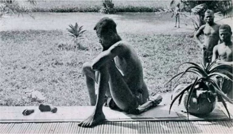 Bu fotoğraf, 1900′lü yılların başında, Belçika Kralı II. Leopold’un Afrika’daki sömürgelerinden biri olan Kongo’da, bir din adamı tarafından gizlice çekilmiş.